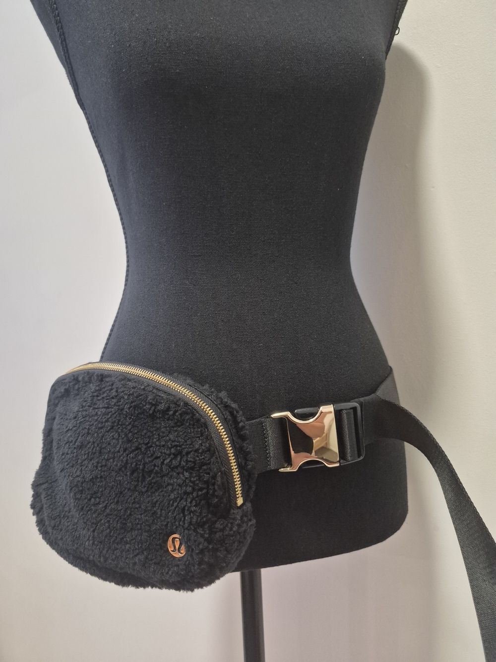 lululemon athletica black sherpa crossbody belt bag with gold-tone hardware